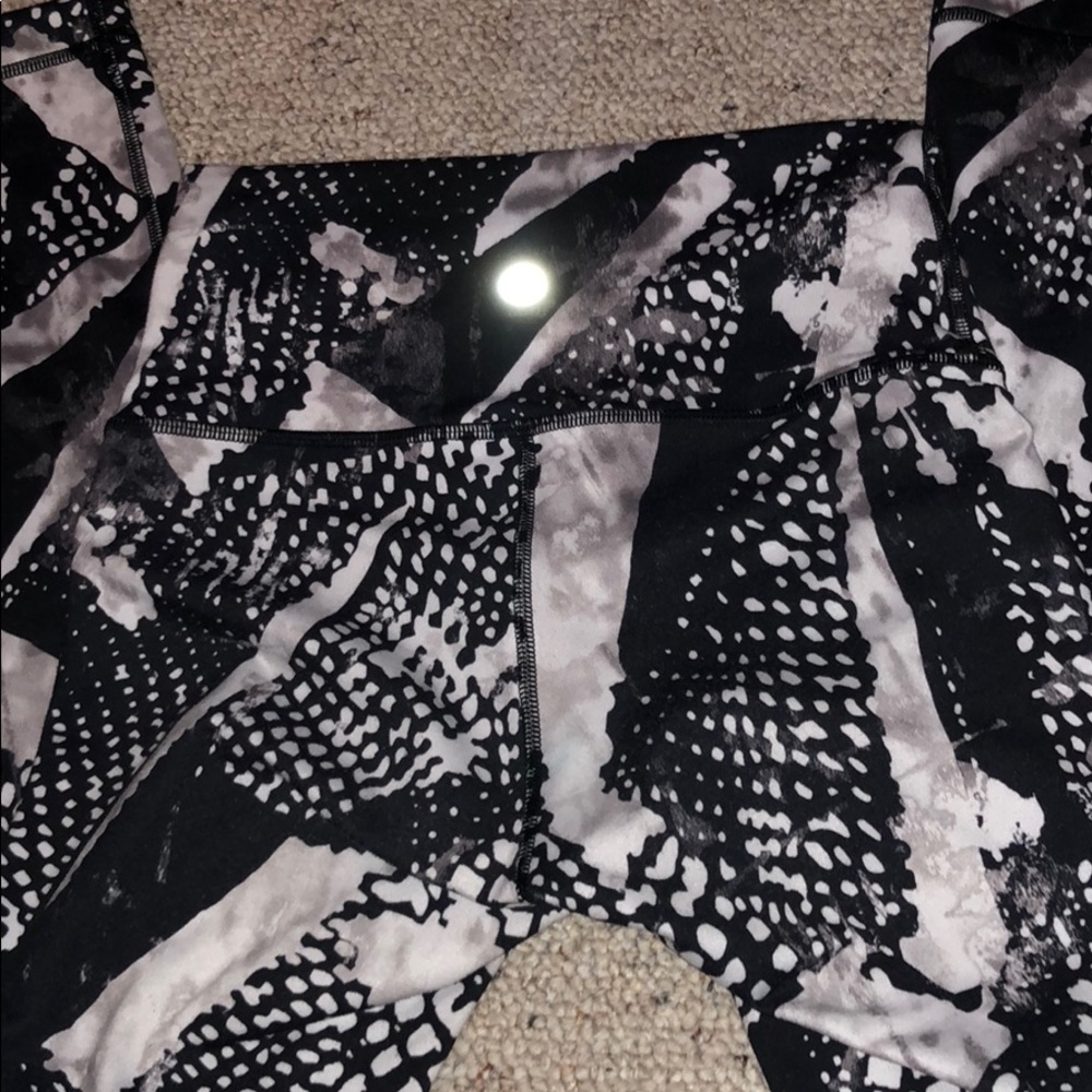 Cool print black and white new lululemon pants